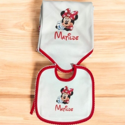 Conjunto de fralda e babete branco com estampado da Minnie Mouse e nome Matilde