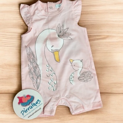 Body de bebé cor-de-rosa com desenho de cisnes e etiqueta redonda ao lado