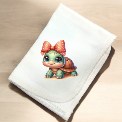 Fralda branca com estampa de tartaruga com laço rosa