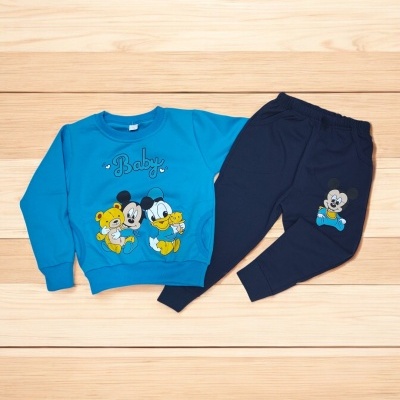 Conjunto de bebé azul com estampado da Disney e calças pretas com imagem do Mickey