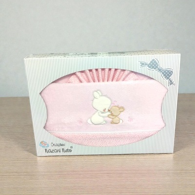 Conjunto rosa para bebé com bordado de coelhinhos em embalagem branca com janela.