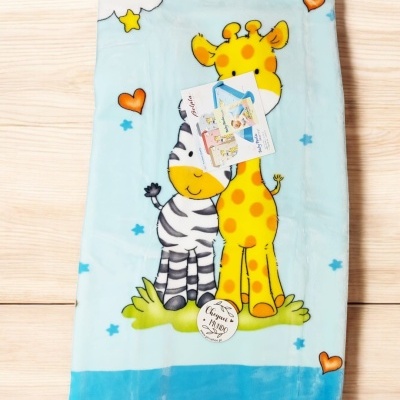 Cobertor azul claro com girafa e zebra desenhadas