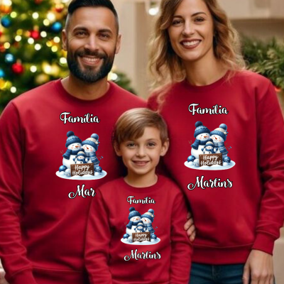 Família com camisolas vermelhas estampadas de bonecos de neve e texto, em ambiente natalício