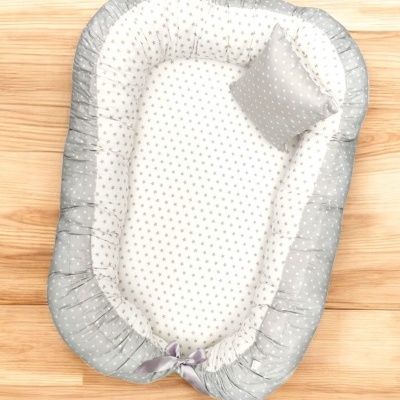 Ninho de bebé cinzento com estrelas e almofadinha