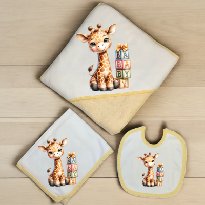Conjunto de roupa de bebé com manta, toalha e babete azul claro com desenho de girafa e blocos BABY