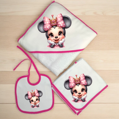 Conjunto de toalha, babete e fralda branca com bordas rosa e estampa Minnie Mouse cor-de-rosa.