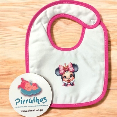 Babete branco com bordas cor-de-rosa e figura infantil com laço rosa no centro