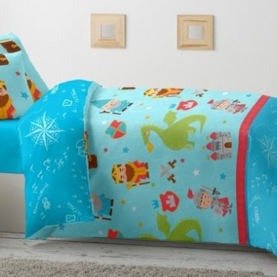 Colcha azul com estampado de personagens medievais em cama individual