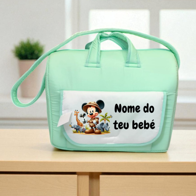 Mala de bebé verde água com bolso branco e imagem do Mickey com texto em português