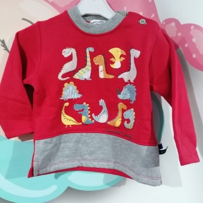 Camisola vermelha e cinzenta com dinossauros estampados