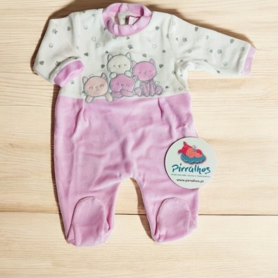 Macacão de bebé branco e rosa com desenho de animais e etiqueta Pirralhos sobre fundo de madeira clara