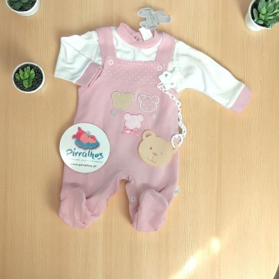 Macacão de bebé rosa com body branco e ursinhos aplicados