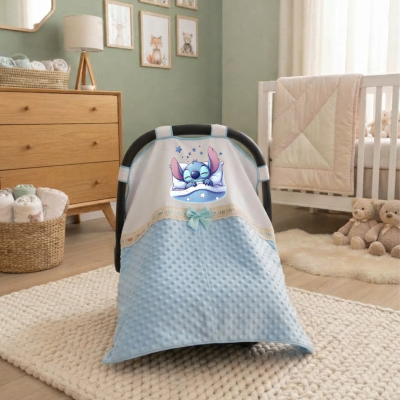 Capa azul com texto Disney Stitch numa cadeira preta num quarto de bebé com tapete e móveis