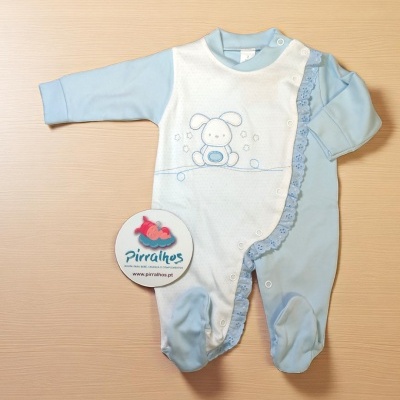 Macacão bebé azul claro e branco com bordado de cachorrinho e detalhes em renda.