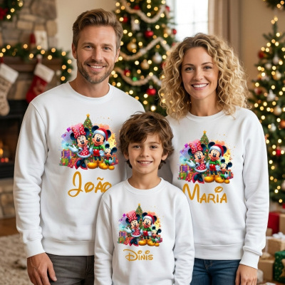 Camisolas brancas com personagens Disney e nomes personalizados em ambiente de Natal