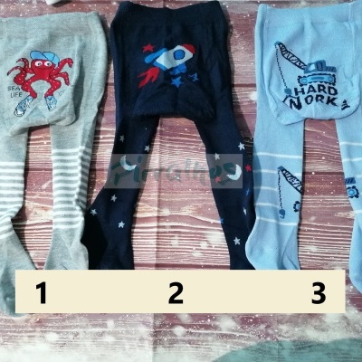Três pares de collants infantis com desenhos de caranguejo, foguete e machado com texto HARD WORK