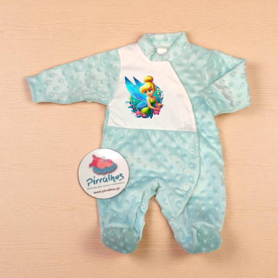 Macacão de bebé azul claro com estampa da fada Sininho e etiqueta da marca Pirralhos.