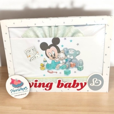 Fralda de bebé com desenho do Mickey Mouse e ursinho embalada numa caixa branca com estrelas.