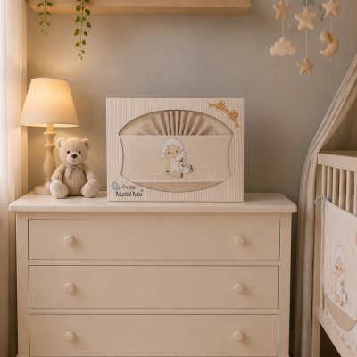 Quarto de bebé beige com cómoda, candeeiro, peluche, móbile, prateleira com decoração e berço
