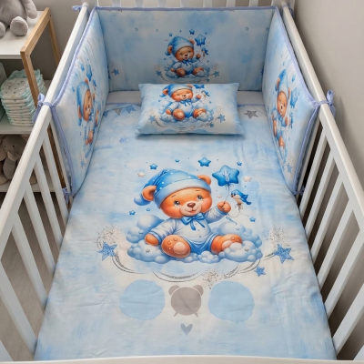 Berço branco com roupa de cama azul claro com ursinhos e estrelas