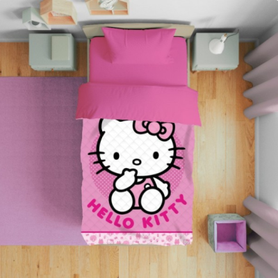Roupa de cama rosa com estampa da Hello Kitty num quarto com tapete lilás e chão de madeira.
