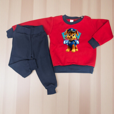 Conjunto infantil vermelho e azul com estampa de personagem de desenho animado