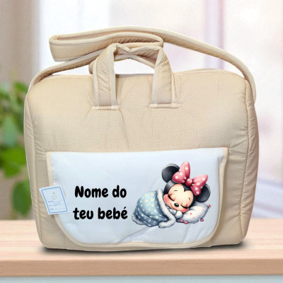 Mala de bebê bege com bolso branco e personagem Minnie adormecida