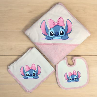 Conjunto de banho para bebé com personagem azul e laço rosa em fundo branco e rosa