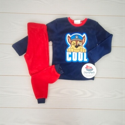 Conjunto de roupa para criança com camisola azul e calças vermelhas em fundo claro