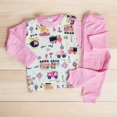 Pijama infantil rosa com camisola estampada de veículos e calças cor de rosa