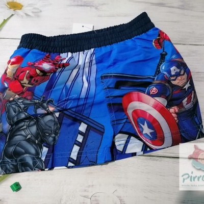 Calções de criança com estampado dos Vingadores com personagem Capitão América e Homem de Ferro