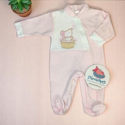 Macacão de bebé rosa claro com bordado de ovelha e detalhes brancos