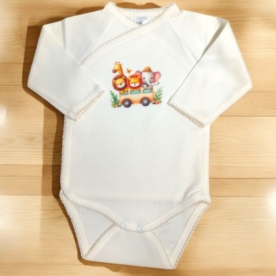 Body de bebé branco com manga comprida e desenhos de animais coloridos ao centro