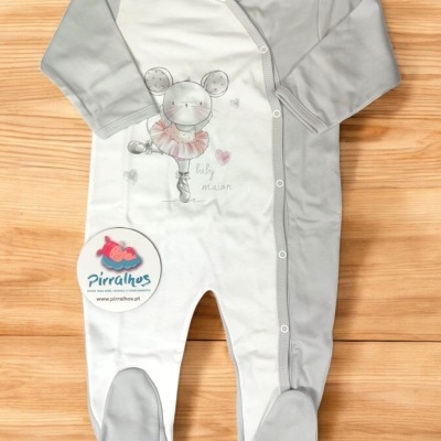 Pijama de bebé cinzento e branco com desenho de rato bailarina e botões à frente