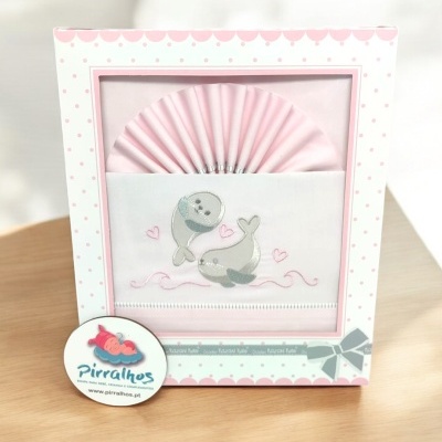 Jogo de berço ou fralda rosa claro com bordado de peixes e corações