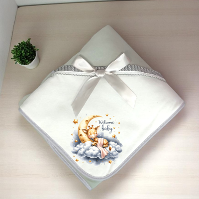 Manta de bebé branca com fita de cetim e desenho de gato a dormir na lua