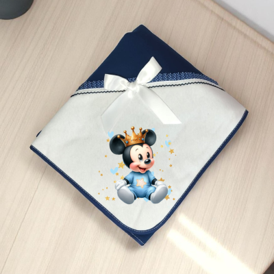 Manta de bebé azul e branca com laço e imagem de Mickey bebé com coroa