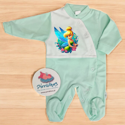 Pijama de bebé verde claro com estampa de fada e etiqueta redonda da marca Pirralhos