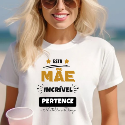 Camisola branca com texto em português e mulher loira de óculos de sol segurando copo numa praia