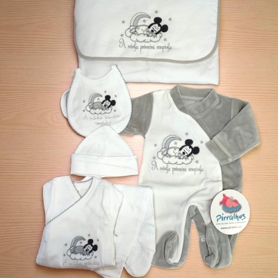 Conjunto de roupa de bebé branco e cinzento com Mickey Mouse a dormir na lua e texto A minha primeira roupinha