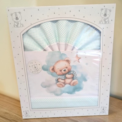 Jogo de cama de bebé com padrão de bolinhas azuis e ilustração de urso bebé numa nuvem