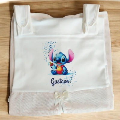 Toalha branca com ilustração colorida do personagem Stitch e nome Gustavo