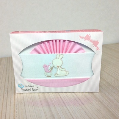 Kit de têxtil infantil rosa e branco com estampa bordada de coelho e pato em caixa decorativa