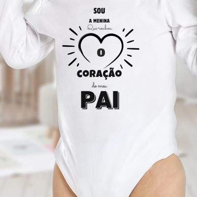 Body branco para bebé com texto preto e coração impresso.