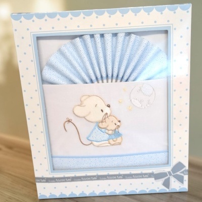 Conjunto de bebé branco e azul com desenho de ratinhos na caixa de presente