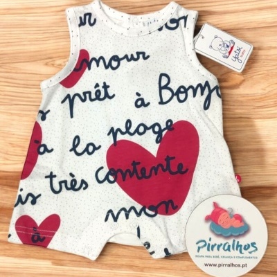 Macacão bebé branco com corações vermelhos e texto manuscrito em francês.