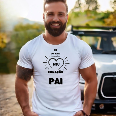Homem com t-shirt branca com texto preto em ambiente exterior