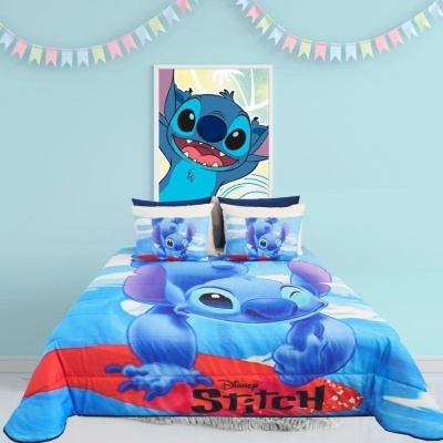 Roupa de cama infantil azul com personagem Stitch da Disney e decoração de parede com desenho do Stitch