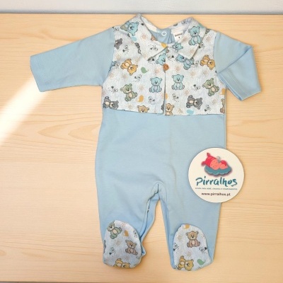 Macacão azul claro para bebé com padrão de ursinhos e etiqueta da marca Pirralhos