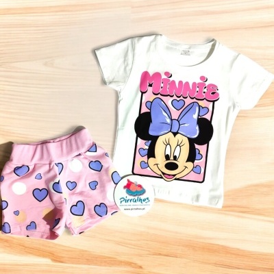 Conjunto infantil Minnie com T-shirt branca e calções cor-de-rosa com corações